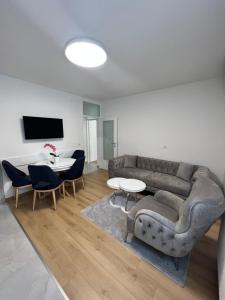 a living room with a couch and a table at Apartman Aranđelovac in Arandjelovac