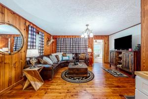 sala de estar con sofá y TV en Bear Crossing en New Tazewell