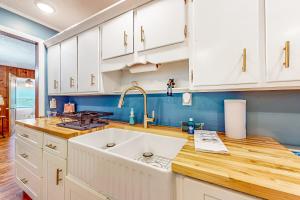 een keuken met witte kasten en een wastafel bij Bear Crossing in New Tazewell