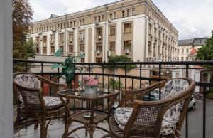 un balcón con mesa y sillas y un edificio en Mini-Hotel Guest Residence en Kiev
