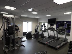 麥迪遜的住宿－亨茨維爾機場智選假日套房酒店，一间健身房,里面配有几台跑步机