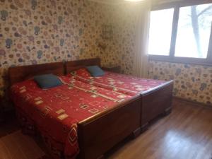 a bedroom with a bed with a red blanket on it at Pichidangui vista al Mar 8 camas in Los Vilos