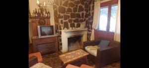 a living room with a fireplace and a tv at Pichidangui vista al Mar 8 camas in Los Vilos