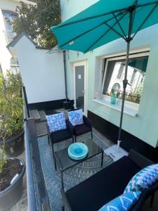 patio con sedie e tavolo con ombrellone di Patio 2 a Brema