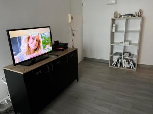 TV de pantalla plana en la parte superior de un armario en Appartement près de La défense en Nanterre