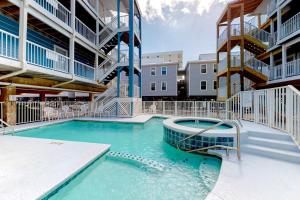 un complexe d'appartements avec une piscine dans un bâtiment dans l'établissement Sunchase #209, à Gulf Shores