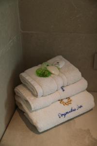 Drymades Inn Resort في ديرمي: كومه من المناشف تجلس فوق الحمام