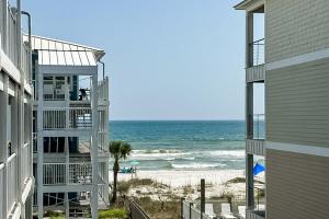 - une vue sur la plage depuis le balcon d'un bâtiment dans l'établissement Sunchase #209, à Gulf Shores
