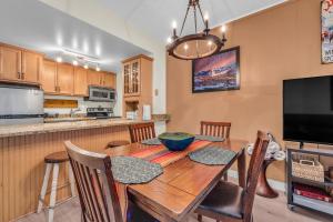 eine Küche und ein Esszimmer mit einem Holztisch in der Unterkunft Edelweiss Haus in Park City