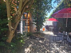 un patio al aire libre con mesa y sombrilla en Stern Zimmer vermiten, en Hückelhoven