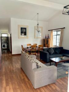un salon avec un canapé et une table dans l'établissement White Castle villa, à Pereybere
