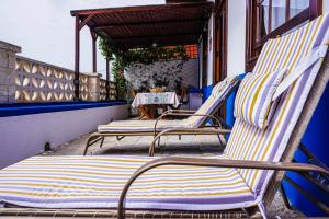 2 Liegestühle auf einem Balkon mit einem Tisch in der Unterkunft Casa Yeyo, Lomo Bermejo in Santa Cruz de Tenerife