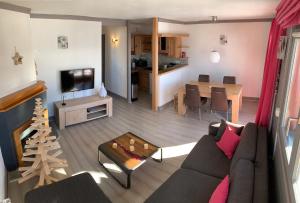 een woonkamer met een bank en een tafel bij Cristallo Appartements VTI in Val Thorens