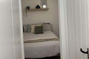 - une petite chambre avec un lit dans l'établissement Cosy 1BD Getaway Perfect for Couples Stamford, à Stamford
