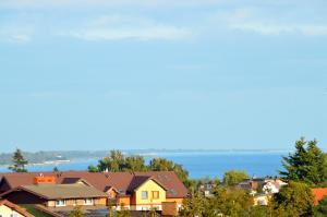 een stad met huizen en de oceaan op de achtergrond bij The BOGUSZ Wladyslawowo in Władysławowo