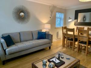 Oleskelutila majoituspaikassa Spacious 2-Bedroom Apartments in Windsor