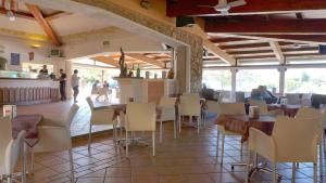 un restaurante con mesas, sillas y una barra en Casa Faedda Costa Paradiso en Costa Paradiso