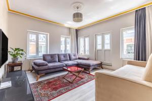 Fotografie z fotogalerie ubytování Chic Flat with Balcony 8min to Taksim v destinaci Istanbul