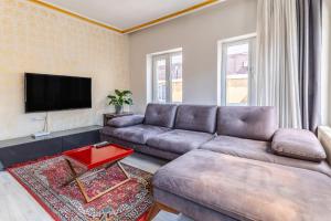 Fotografie z fotogalerie ubytování Chic Flat with Balcony 8min to Taksim v destinaci Istanbul