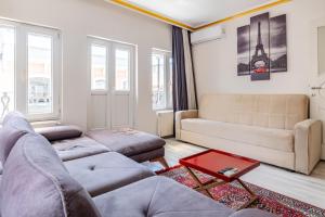Fotografie z fotogalerie ubytování Chic Flat with Balcony 8min to Taksim v destinaci Istanbul