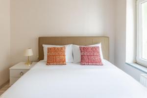 Postel nebo postele na pokoji v ubytování Cozy Flat w Balcony 8 min to Metro and Taksim