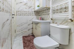 Fotografie z fotogalerie ubytování Chic Flat with Balcony 8min to Taksim v destinaci Istanbul