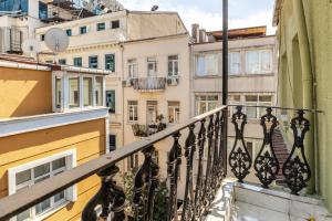 Fotografie z fotogalerie ubytování Chic Flat with Balcony 8min to Taksim v destinaci Istanbul