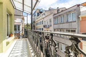Fotografie z fotogalerie ubytování Chic Flat with Balcony 8min to Taksim v destinaci Istanbul