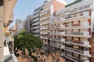 un edificio de apartamentos con balcones en una ciudad en Lumimoso departamento en Buenos Aires 1 dorm en Buenos Aires