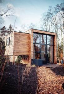 una pequeña casa de madera en medio de un bosque en Tiny Dream House, en Arnhem
