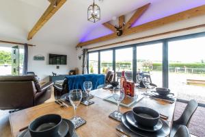 Posezení v ubytování FAIRVIEW FARM Holiday Accommodation 14 Luxury Lodges, Cabins, Dog Friendly, Suitable for Couples, Families and Groups, Wedding Guests , Corporate events, Sleeps 2-65 guests in Ravenshead, Nottingham near Sherwood Forest, set in 88 acres