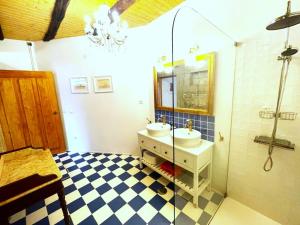 un bagno con lavandino, doccia e specchio di Manor House Porto a Porto Altre 86 foto