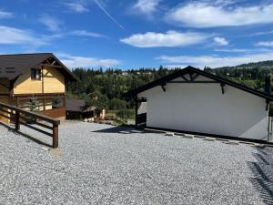 una gran pantalla blanca en el lateral de una casa en Tiny House Todireni en Vatra Dornei