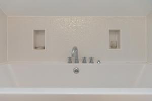 lavabo con grifo en el baño en 7 Sandy Lane, en St Ives 42 fotos más