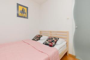 a bedroom with a bed and a picture on the wall at Comfy Apartment Powstańców Śląskich by Renters in Warsaw