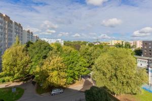 an overhead view of a city with trees and a car at Comfy Apartment Powstańców Śląskich by Renters in Warsaw