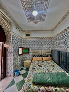 1 dormitorio con 1 cama grande en una habitación en Riad Le Palais, en Rabat