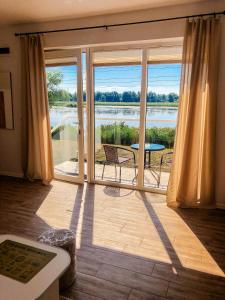 Pokój z balkonem z widokiem na jezioro w obiekcie Tramonto Apartments Zator Przeciszów w Zatorze
