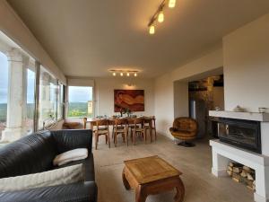 ein Wohnzimmer mit einem Sofa und einem Tisch in der Unterkunft Casa Acqua Dolce - House with 4 Bedrooms and Own Spa in Oprtalj