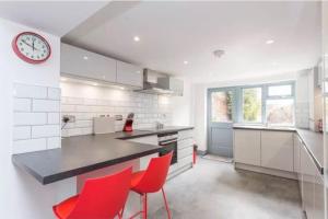 Kuchyň nebo kuchyňský kout v ubytování Modern Georgian Townhouse by Old Town & the Beach