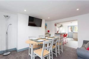 TV a/nebo společenská místnost v ubytování Modern Georgian Townhouse by Old Town & the Beach