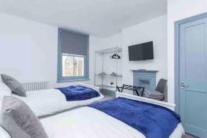 Postel nebo postele na pokoji v ubytování Modern Georgian Townhouse by Old Town & the Beach + 6 fotografií