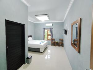 a room with a bedroom with a bed and a door at Hotel Cibening in Gurungsang