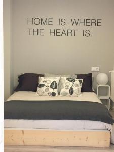 un hogar es donde el corazón es señal sobre una cama en Apartamento Castro Celta, en Vigo