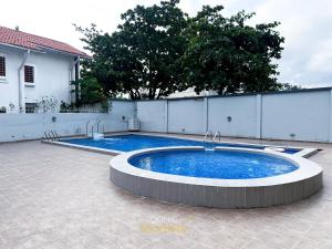 uma grande piscina no meio de um pátio em Iconic Shortlets em Lagos
