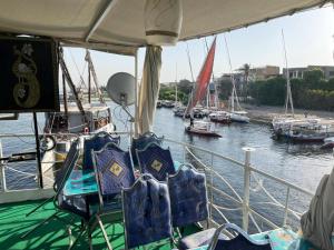 Floating Hotel- Happy Nile Boat في الأقصر: قارب في تجمع المياه بالقوارب