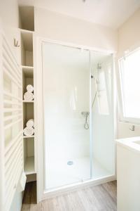 セニョスにあるLes Maritimesの白いバスルーム(シャワー、シンク付)