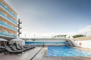 The swimming pool at or close to ALEGRIA Maripins