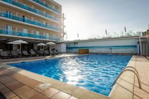 ein Pool vor einem Hotel in der Unterkunft ALEGRIA Maripins in Malgrat de Mar