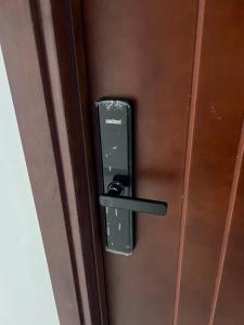 een deur met een mobiele telefoon die eruit steekt bij Pollux Habibie Studio Batam 53F (Seaview) in Batam Center
